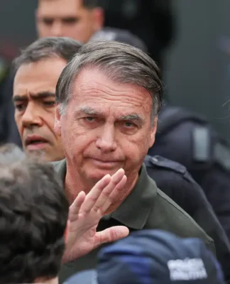 Moraes nega pedido da defesa e mantém prisão domiciliar de Bolsonaro