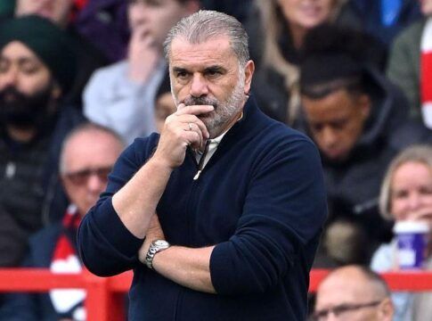 Ange Postecoglou concentrado durante partida