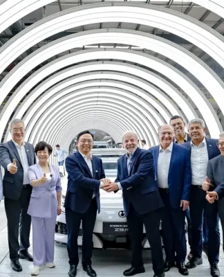 Nova fábrica de carros elétricos mostra confiança no Brasil, diz Lula