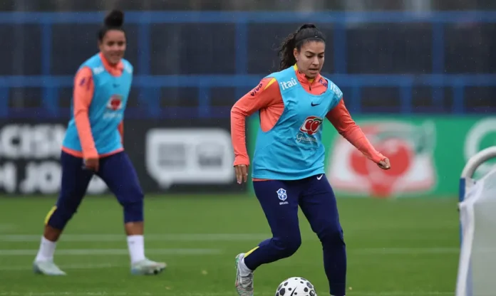Angelina no treino da Seleção Brasileira Feminina