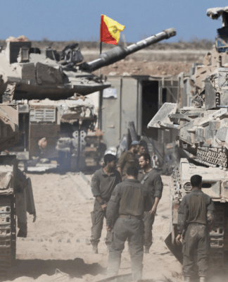 Soldados israelenses ao lado de tanques perto da fronteira entre Israel e Gaza