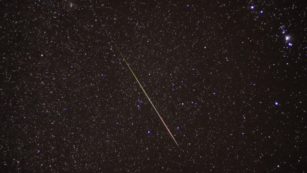 Chuva de meteoros em céu estrelado