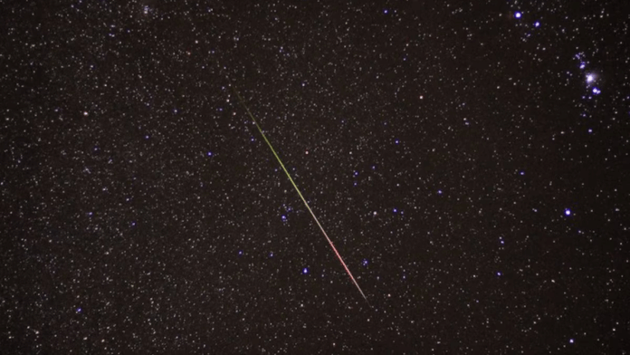 Chuva de meteoros em céu estrelado