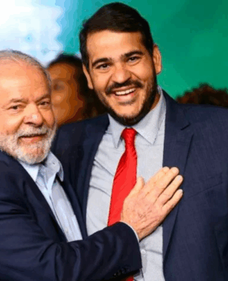 Lula e Messias abraços e sorrindo. Lula com mão no peito de Messias