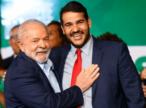 Lula e Messias abraços e sorrindo. Lula com mão no peito de Messias