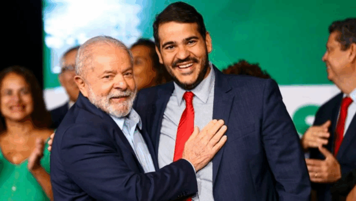 Lula e Messias abraços e sorrindo. Lula com mão no peito de Messias