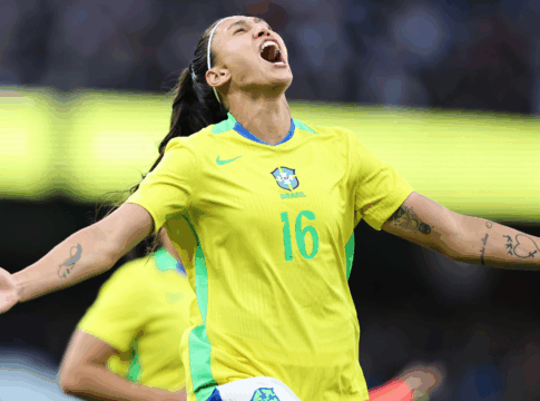 Bia Zaneratto comemora seu gol, que abriu o placar para o Brasil na partida contra a Inglaterra