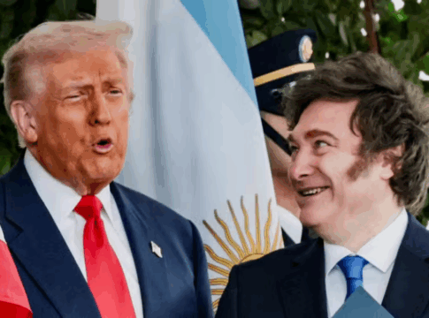 Trump e Milei lado a lado, conversando, com as bandeiras da Argentina e Estados Unidos ao fundo