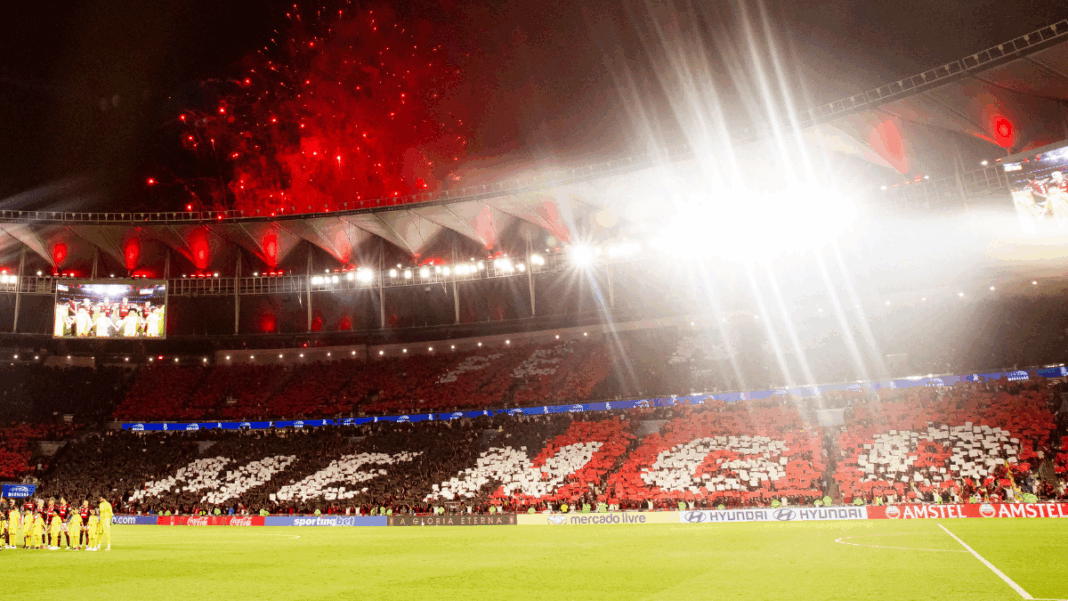 Foto em plano aberto da torcida do Flamengo lotando um setor do Maracanã.