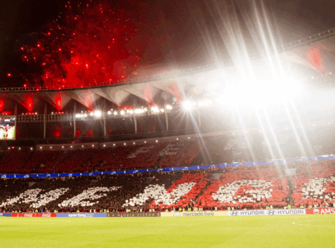 Foto em plano aberto da torcida do Flamengo lotando um setor do Maracanã.