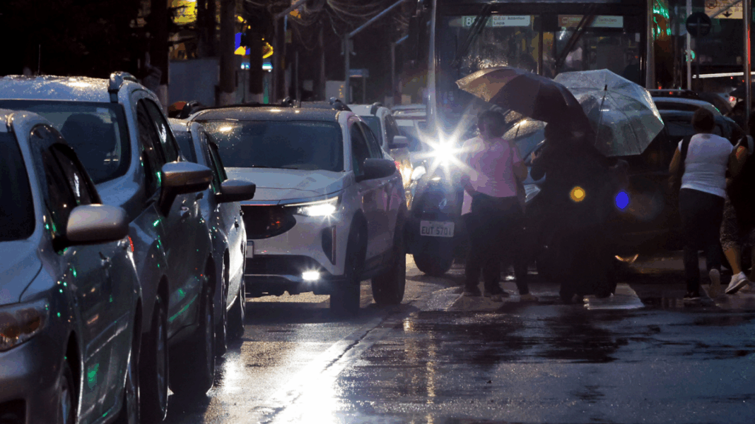 Foto de um trecho de engarrafamento em São Paulo num dia chuvoso