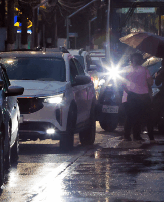 Foto de um trecho de engarrafamento em São Paulo num dia chuvoso