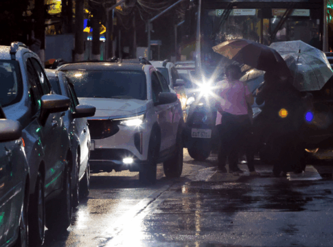 Foto de um trecho de engarrafamento em São Paulo num dia chuvoso