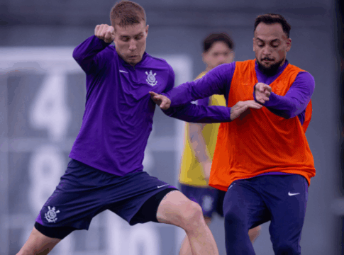 Atletas Charles e Maycon, do Corinthians, disputando bola durante treino