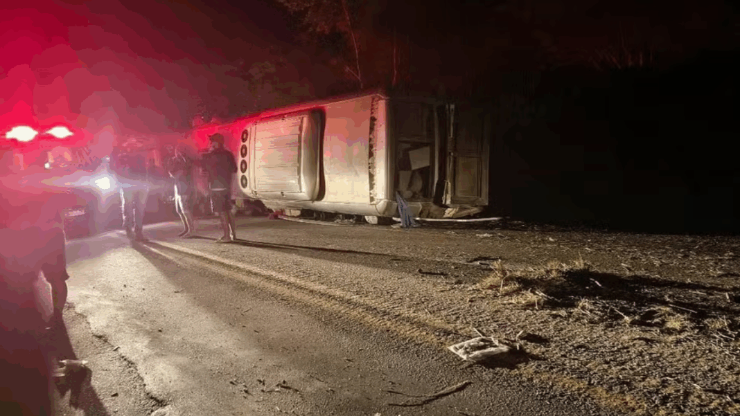 Ônibus tombado na BR-432