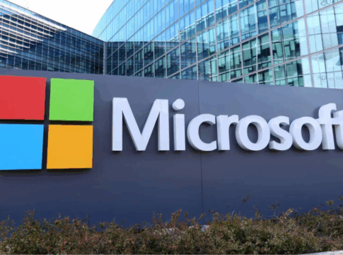 Placa contendo o logo da Microsoft