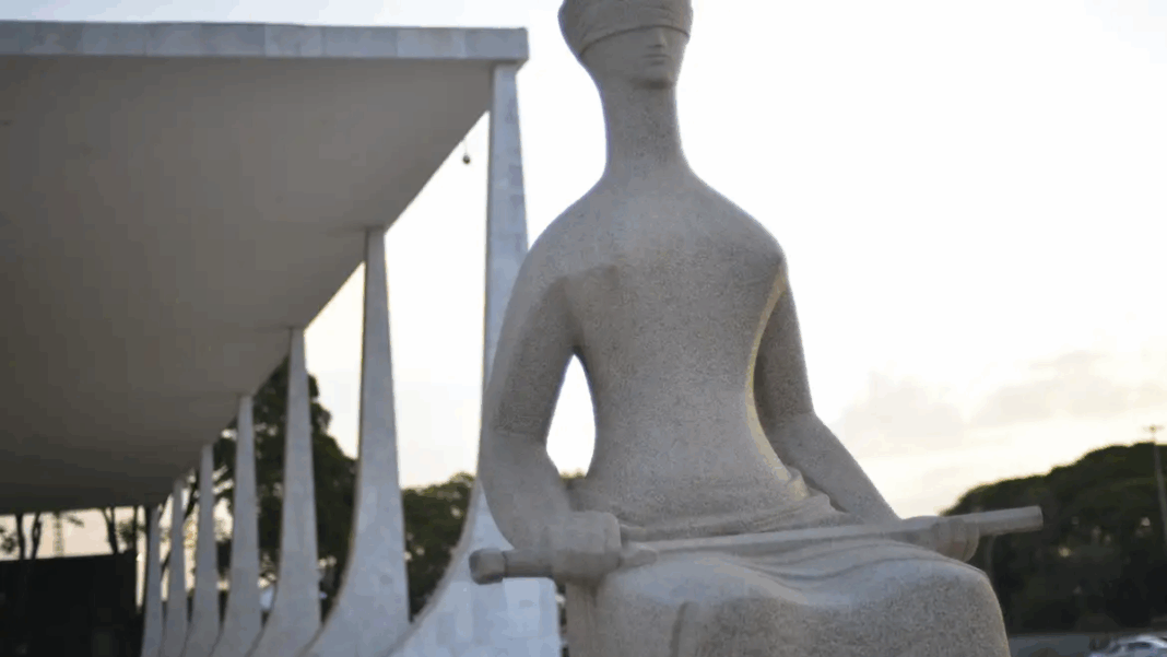 Estátua da Justiça em frente ao Superior Tribunal Federal, na Praça dos Três Poderes