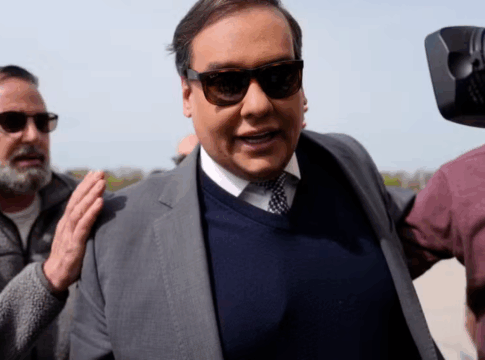 Ex-deputado George Santos sendo levado para o Tribunal