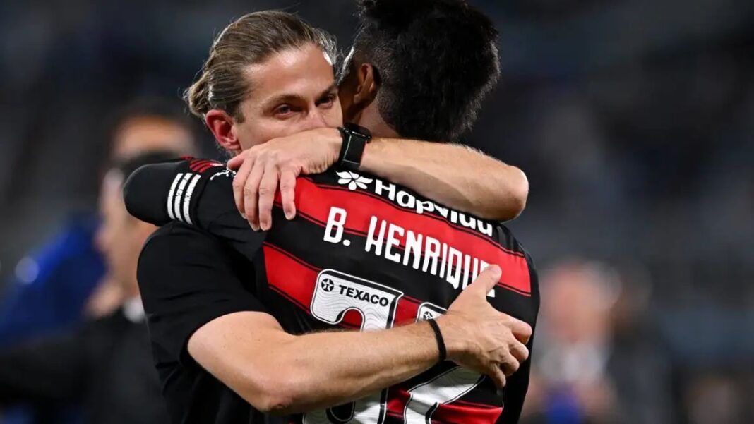 Bruno Henrique e Filipe Luís celebram a classificação