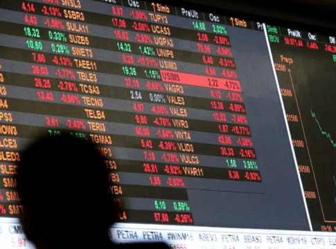 Ibovespa voa pela 3ª vez seguida, passa dos 164 mil pontos e dólar segue colado nos R$ 5,30