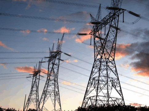 Câmara aprova MP que reformula regras do setor elétrico e amplia tarifa social de energia