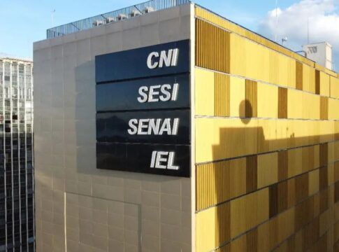 Prédio com as inscrições CNI, SESI, SENAI e IEL