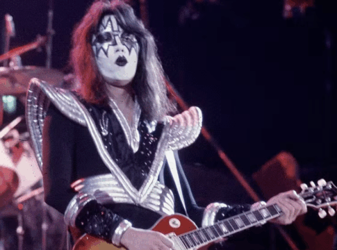 Ace Frehley tocando guitarra