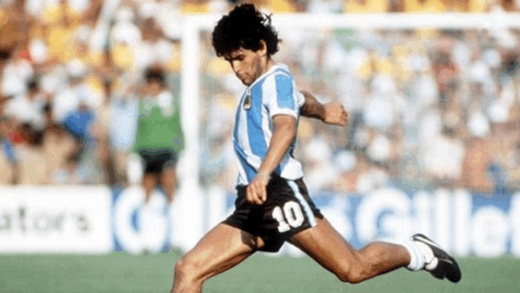 Diego Maradona prestes a chutar uma bola durante a Copa do Mundo de 1986