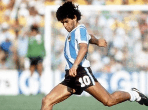 Diego Maradona prestes a chutar uma bola durante a Copa do Mundo de 1986