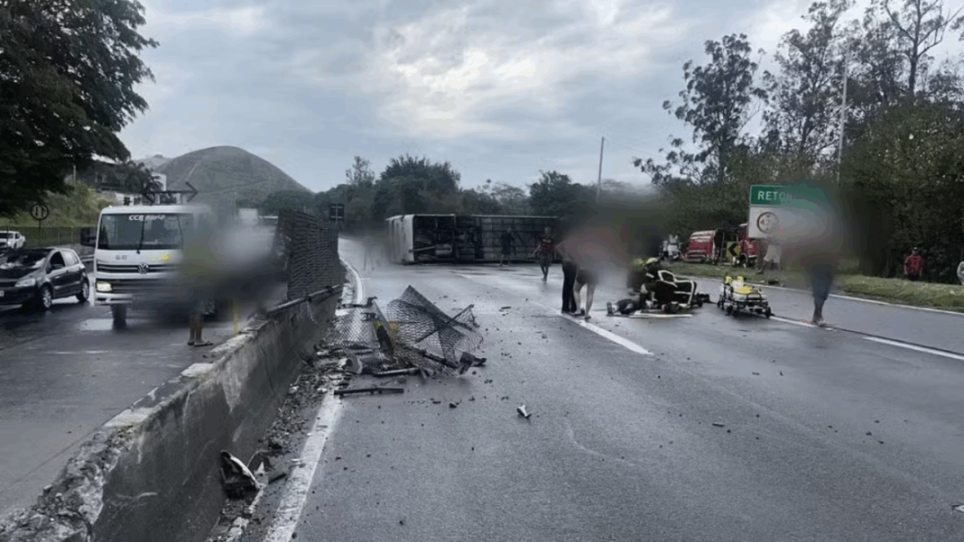 Ônibus deitado na pista e destroços sobre o asfalto