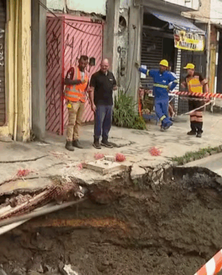 Rua com esgoto exposto em São Paulo
