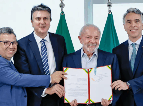 O presidente Lula ao lado de autoridades durante cerimônia que sancionou o Sistema Nacional de Educação