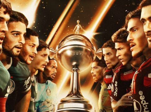 A taça da Libertadores é rodeada por jogadores do Flamengo e do Palmeiras