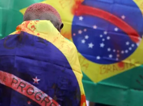 Criança com bandeira do Brasil manchada de sangue após operação no Rio de Janeiro