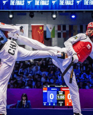Henrique Marques está de vermelho acertando um golpe no adversário