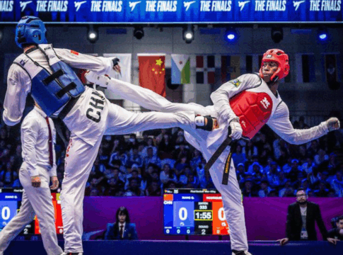 Henrique Marques está de vermelho acertando um golpe no adversário