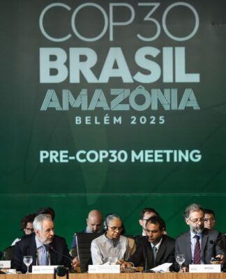 Logo da COP30 exibido acima de mesa com diversas autoridades