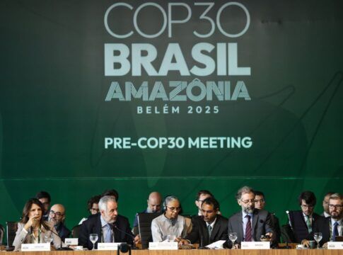 Logo da COP30 exibido acima de mesa com diversas autoridades