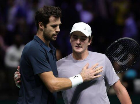 João Fonseca cumprimenta o rival russo Karen Khachanov