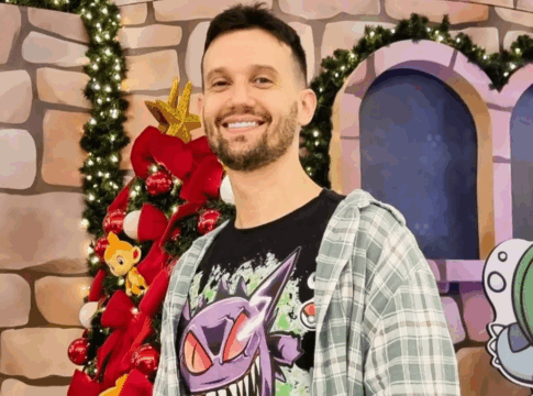 Homem de 45 anos, identificado como João Paulo Manoel, conhecido como Capitão Hunter, aparece em foto de meio corpo. Ele usa camiseta preta e boné escuro, olhando para a câmera com expressão neutra. O fundo é claro e desfocado, sem elementos visíveis que indiquem o local.