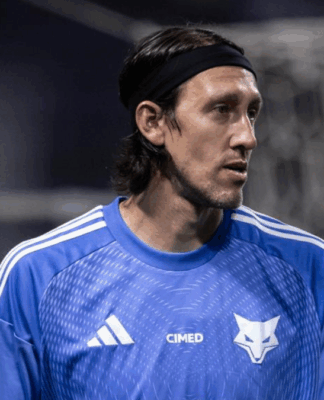 Goleiro Cássio vestido de azul e olhando para o lado