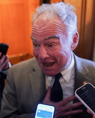 Senador Tim Kaine concede entrevista aos jornalistas