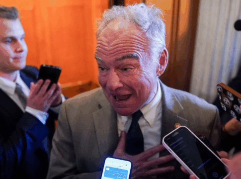 Senador Tim Kaine concede entrevista aos jornalistas