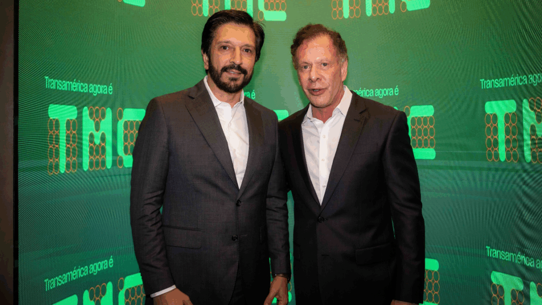 João Camargo e Ricardo Nunes lado a lado para foto