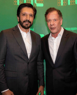 João Camargo e Ricardo Nunes lado a lado para foto