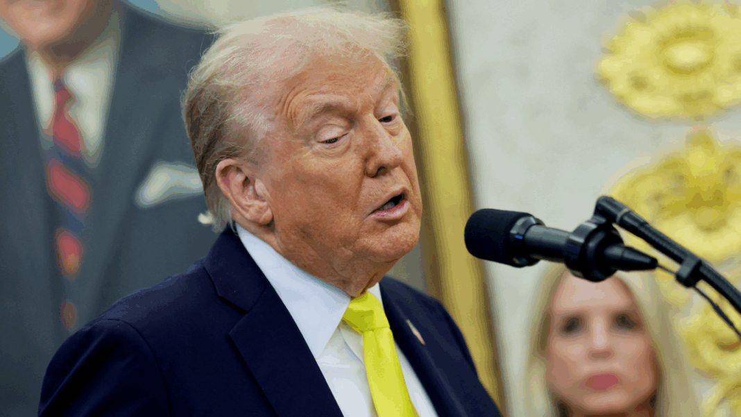 O presidente dos EUA, Donald Trump, discursa durante uma coletiva de imprensa no Salão Oval da Casa Branca, em Washington, D.C., EUA