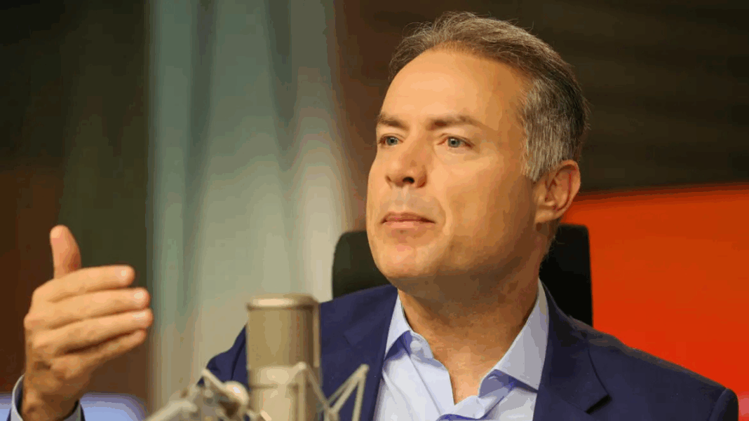 O ministro Renan Filho fala ao microfone