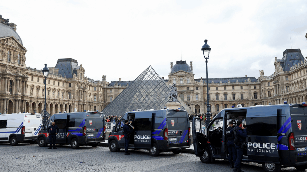 Veículos da polícia à frente do Museu do Louvre