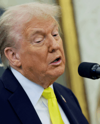 O presidente dos EUA, Donald Trump, discursa durante uma coletiva de imprensa no Salão Oval da Casa Branca, em Washington, D.C., EUA