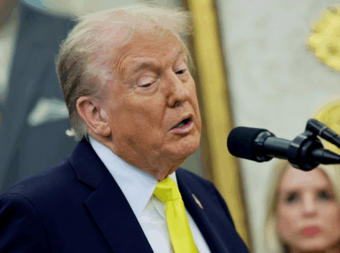 O presidente dos EUA, Donald Trump, discursa durante uma coletiva de imprensa no Salão Oval da Casa Branca, em Washington, D.C., EUA